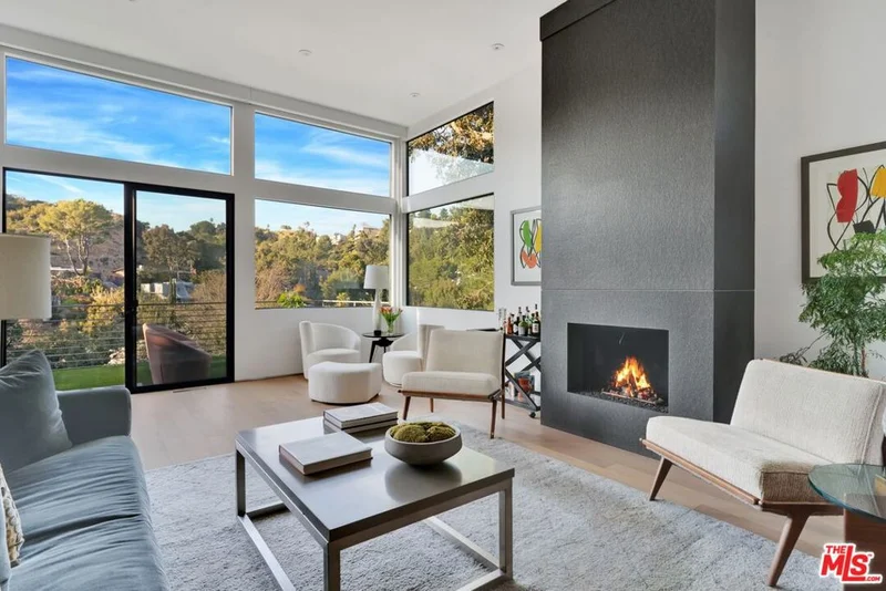 8801 Hollywood Hills Road, Los Angeles, CA 90046