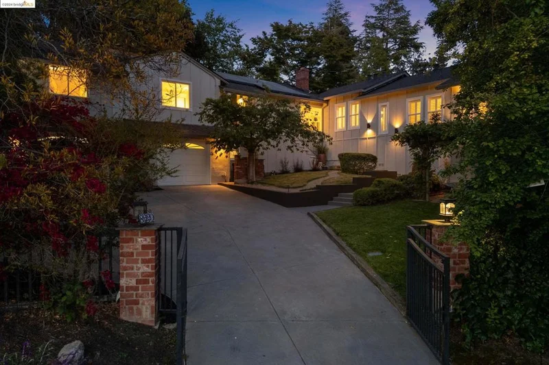8990 Mcgurrin Rd, Oakland, CA 94605