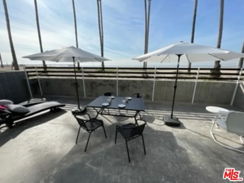 2609 Ocean Front Walk photo 2