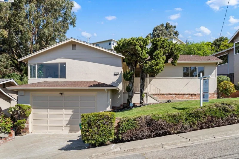 8482 Ney Ave, Oakland, CA 94605