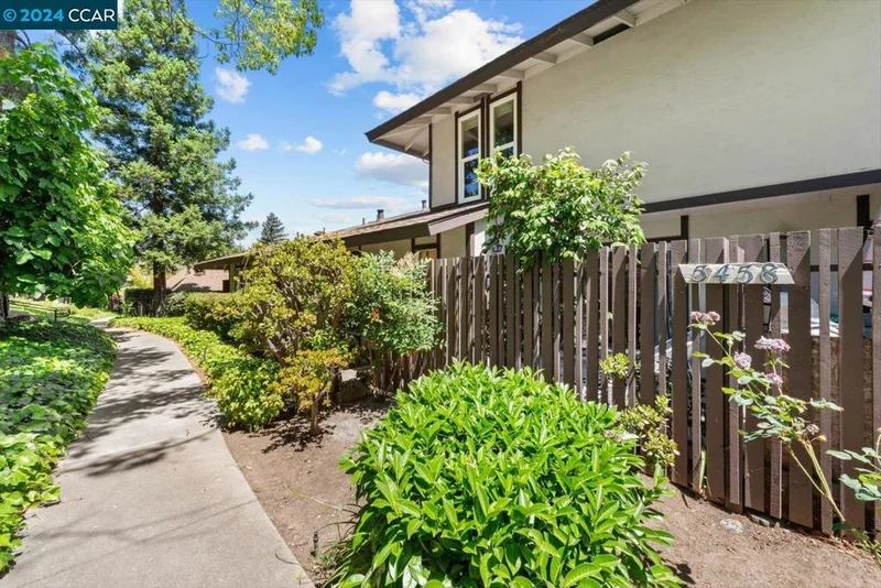 5458 Roundtree Dr B, Concord, CA 94521