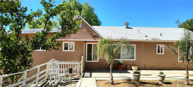 885 N Girard Street, Hemet, CA 92544
