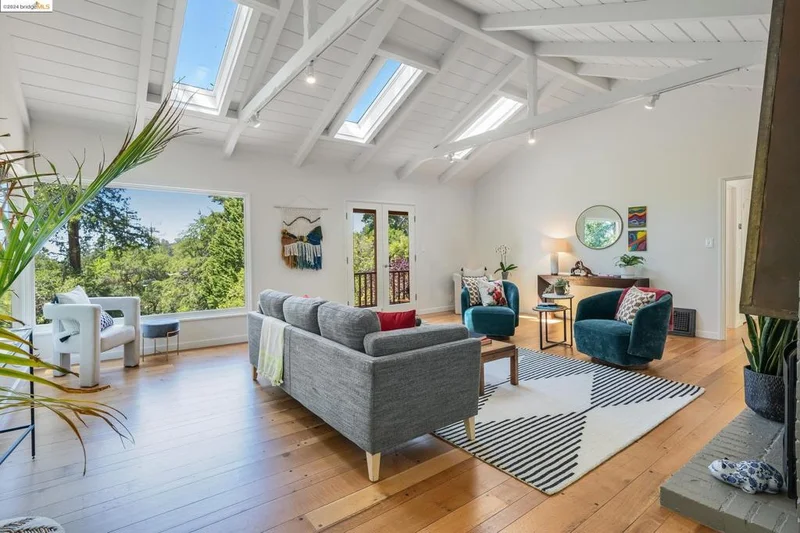 2974 Burdeck Drive, Oakland, CA 94602