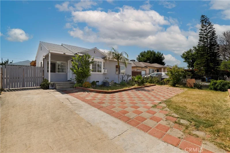 7713 Hinds Avenue, North Hollywood, CA 91605