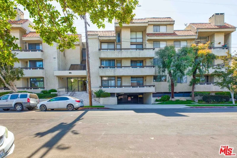 5237 Newcastle Avenue 301, Encino, CA 91316