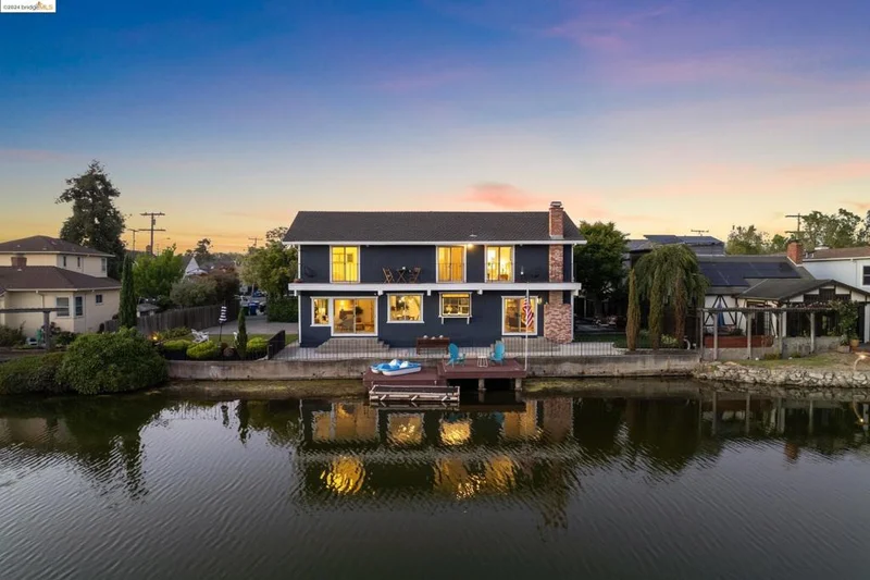 902 Regent St, Alameda, CA 94501