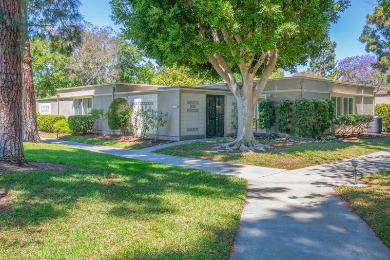 43 Calle Aragon D, Laguna Woods, CA 92637