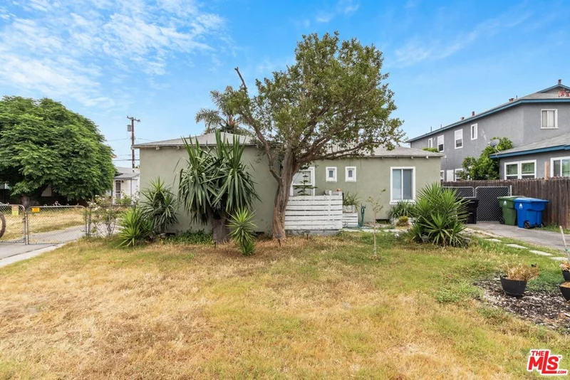 11222 Califa Street, North Hollywood, CA 91601