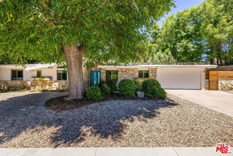 22921 Mulholland Drive, Woodland Hills, CA 91364