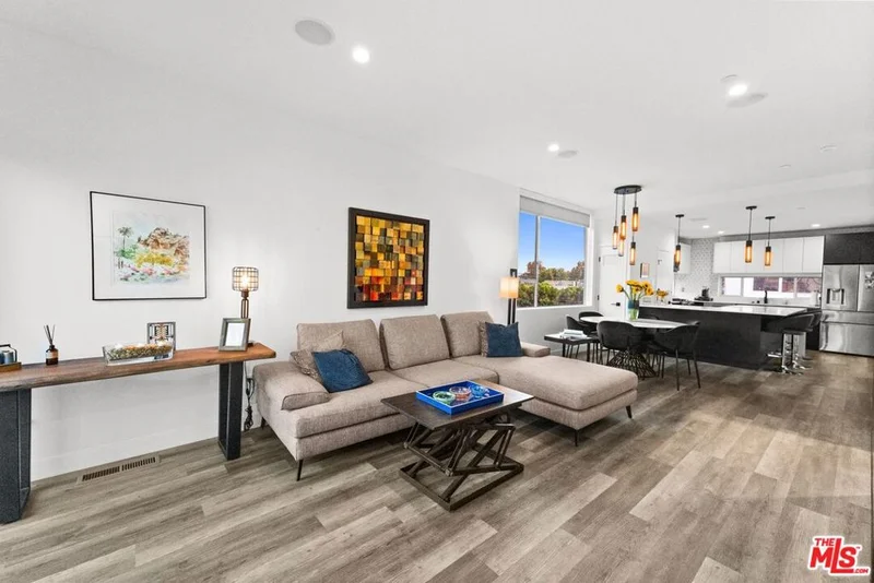 421 1/2 S Wilton Place, Los Angeles, CA 90020