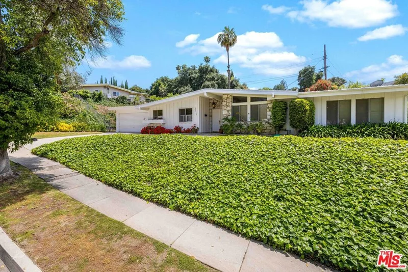 22966 Darien Street, Woodland Hills, CA 91364