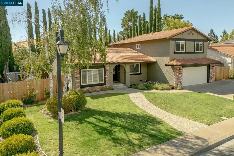 27 Rialto Dr, Clayton, CA 94517
