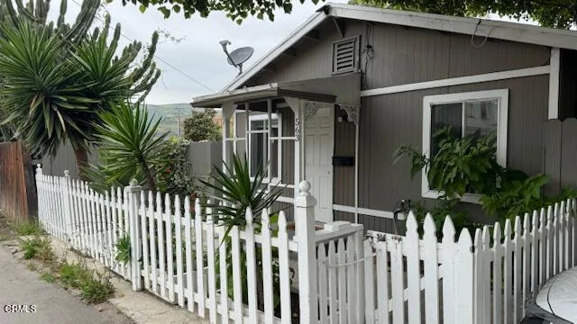 563 Cedar Street, Ventura, CA 93001