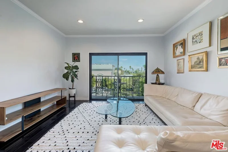 1045 N Kings Road 310, West Hollywood, CA 90069