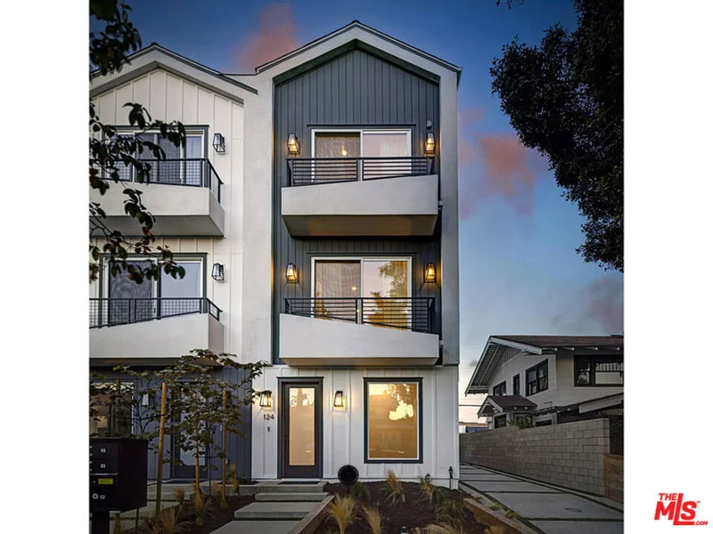 124 N Manhattan Place, Los Angeles, CA 90004