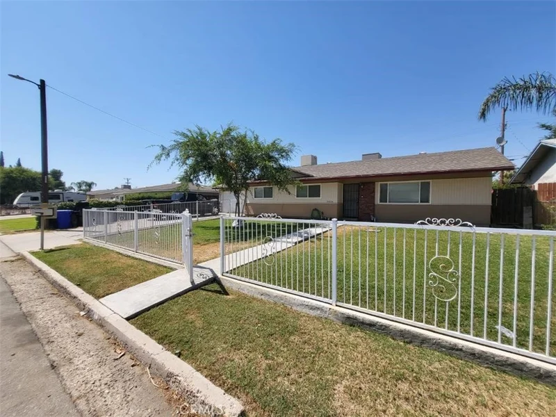8804 Ponderosa Avenue, Bakersfield, CA 93306