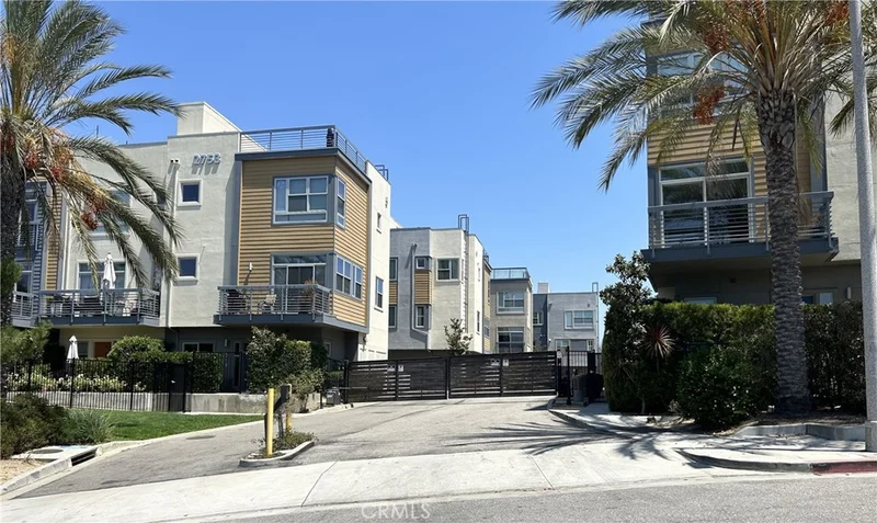 2753 Waverly Drive 906, Los Angeles, CA 90039