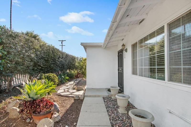 628 Howe Place, Escondido, CA 92025