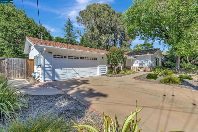 1155 Sanders Dr, Moraga, CA 94556
