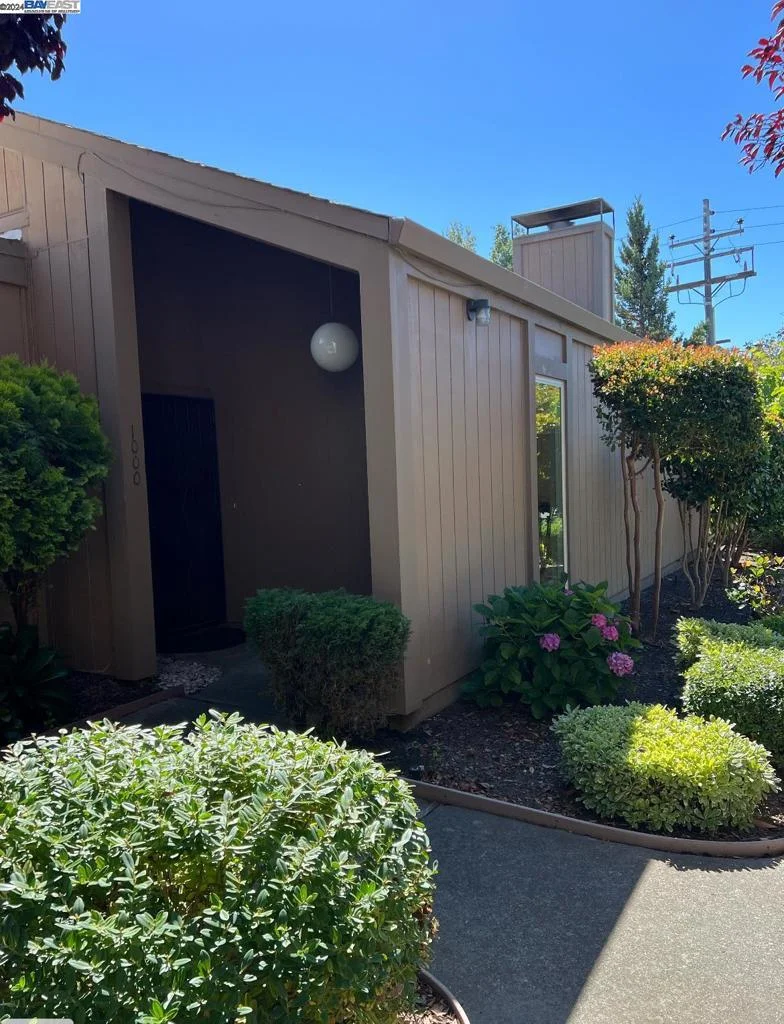 1000 Easter Ln, Alameda, CA 94502