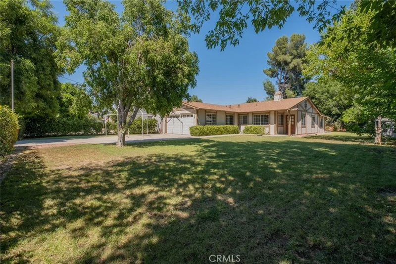 8610 Aqueduct Avenue, North Hills, CA 91343