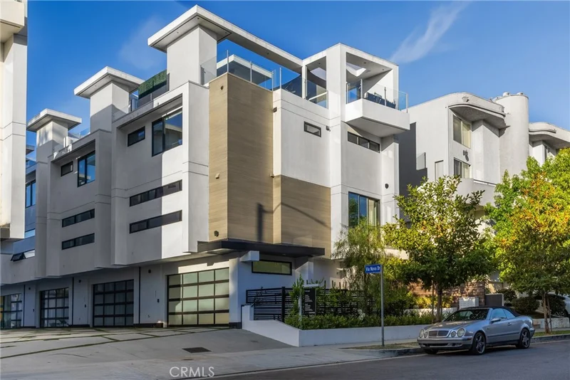 4525 N Via Nova Drive, Sherman Oaks, CA 91403