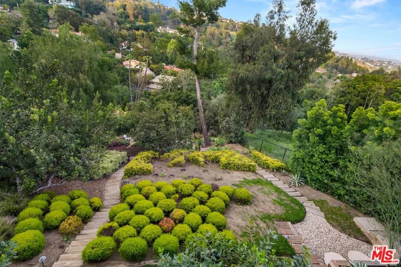 2538 Carman Crest Drive, Los Angeles, CA 90068