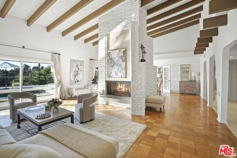 11253 Dona Lola Drive, Studio City, CA 91604