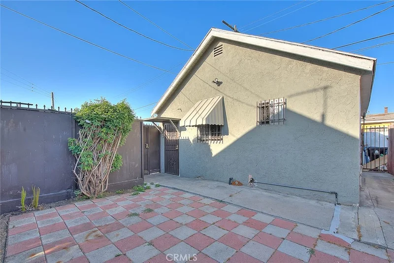 10004 S San Pedro Street, Los Angeles, CA 90003