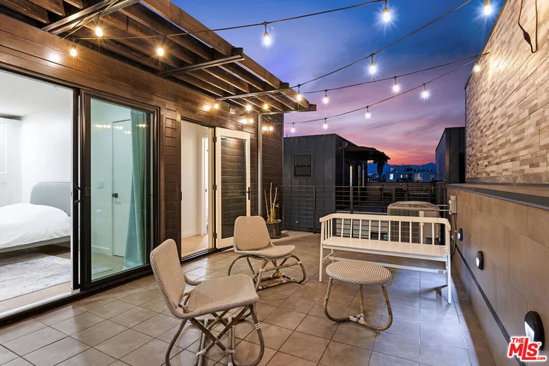 115 N Manhattan Place, Los Angeles, CA 90004