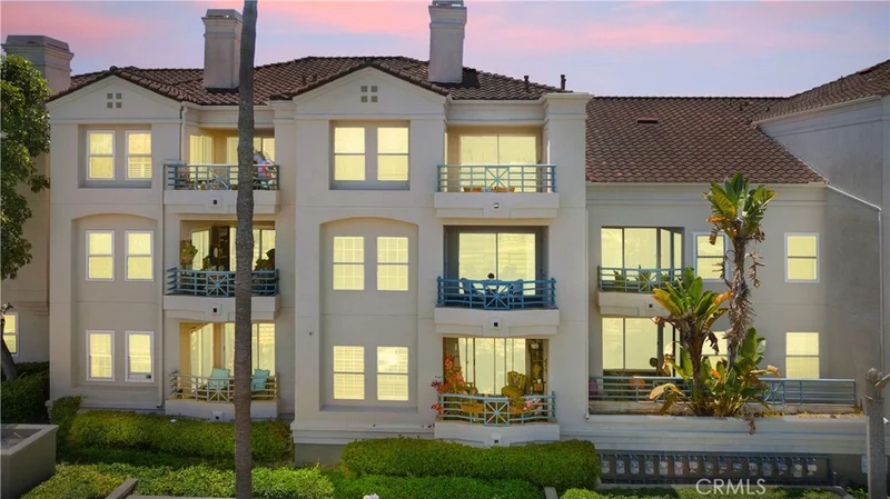 415 Townsquare 212, Huntington Beach, CA 92648