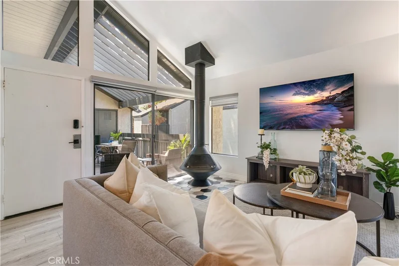 2528 W Macarthur Boulevard B, Santa Ana, CA 92704