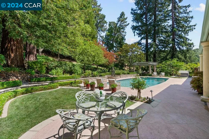 124 Amber Valley Dr, Orinda, CA 94563
