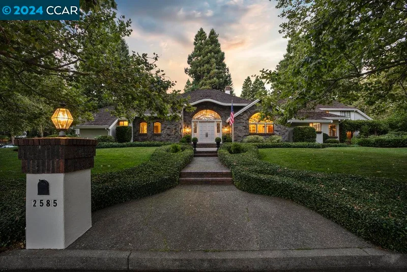 2585 Holly Oak Dr, Danville, CA 94506