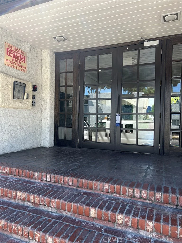 18530 Hatteras Street 122, Tarzana, CA 91356
