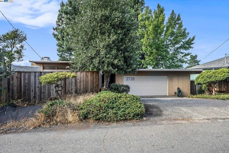 2720 Carisbrook Dr, Oakland, CA 94611