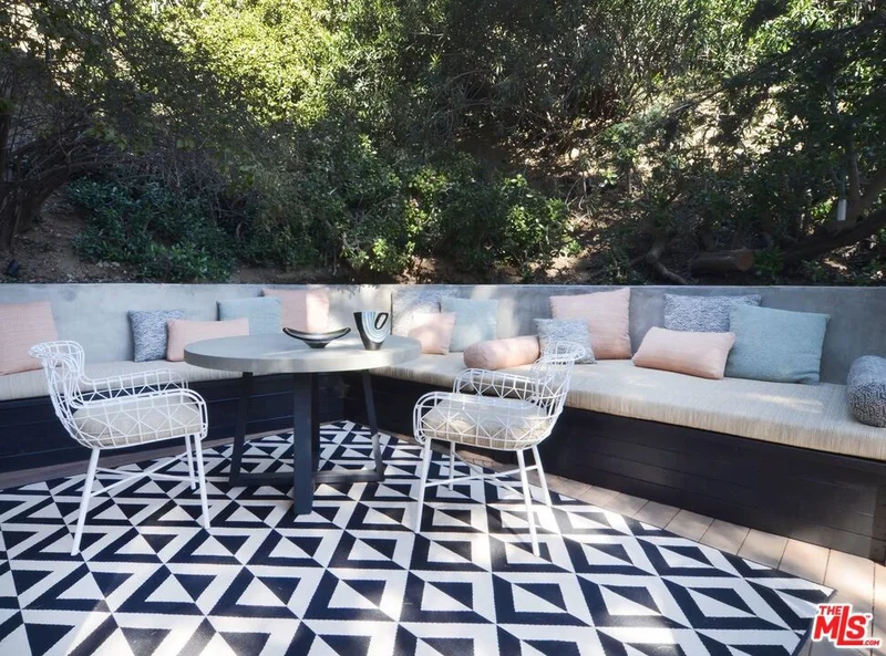 6189 Glen Oak Street, Los Angeles, CA 90068