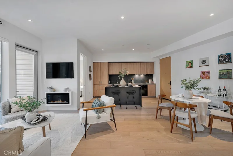 1030 N Kings Road 201, West Hollywood, CA 90069