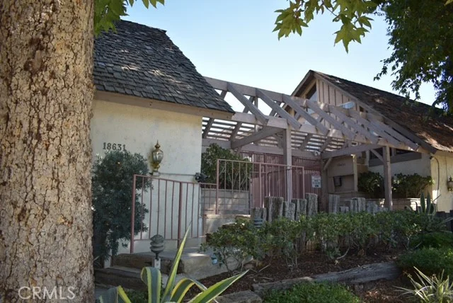 18631 Collins Street 22, Tarzana, CA 91356