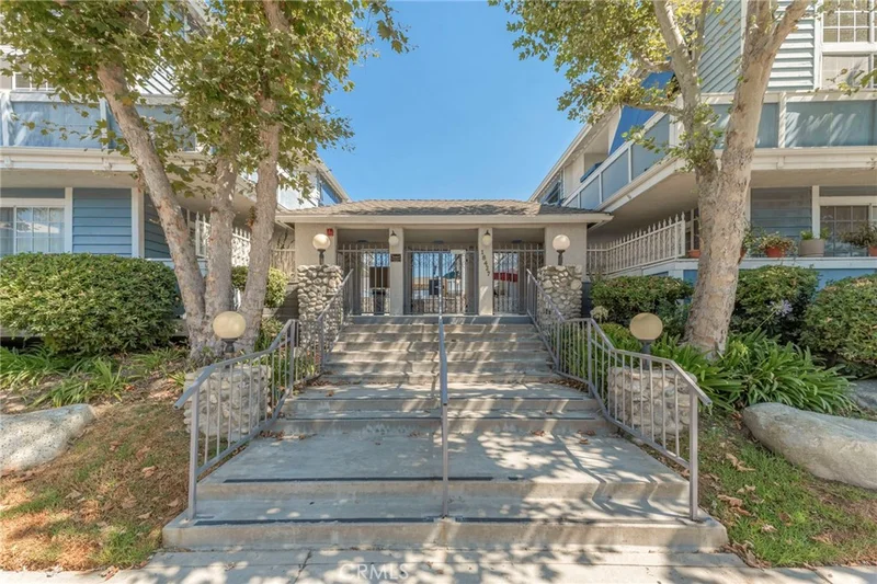 18427 Vincennes Street 48, Northridge, CA 91325