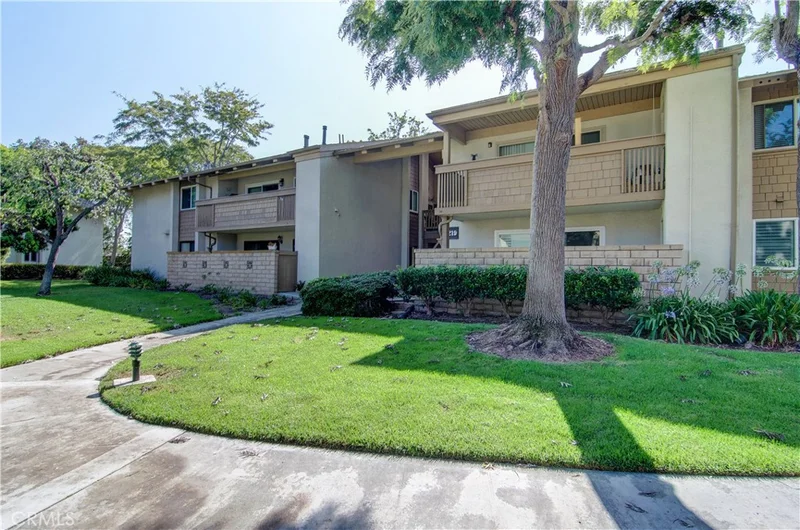 8933 Biscayne Court 219B, Huntington Beach, CA 92646