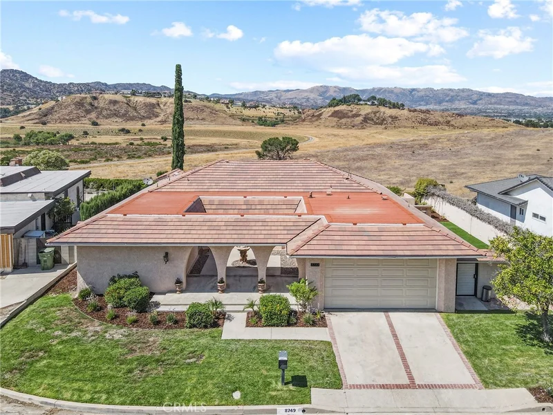 8749 Moorcroft Avenue, West Hills, CA 91304