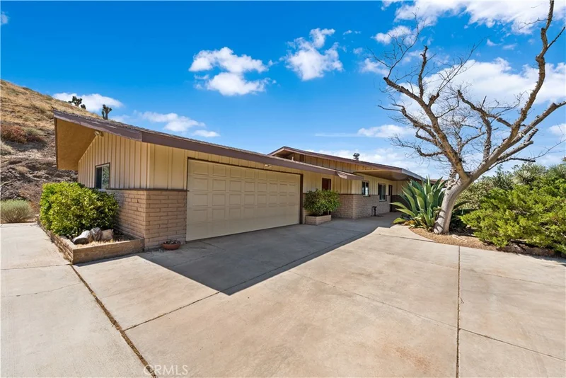 615 Lakeview Drive, Palmdale, CA 93551