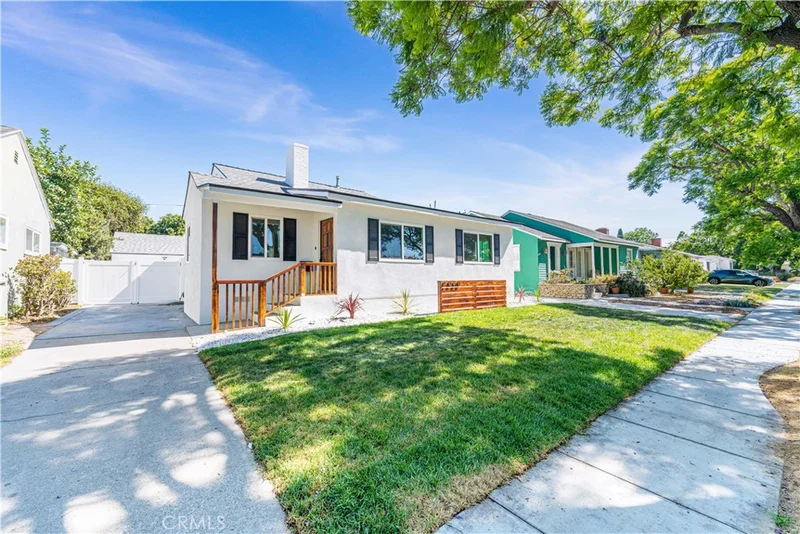 1030 E Ridgewood Street, Long Beach, CA 90807