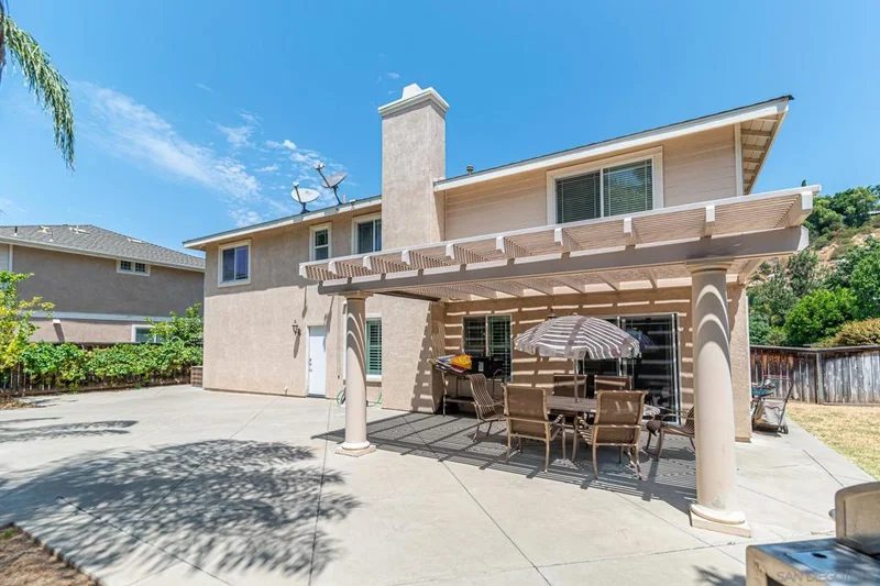 2755 Oakwood Creek Way, Escondido, CA 92027