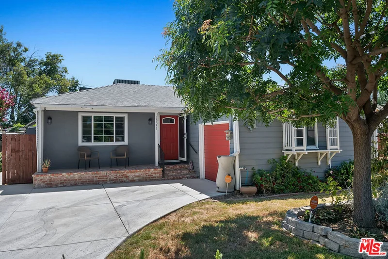 19032 Schoolcraft Street, Reseda, CA 91335