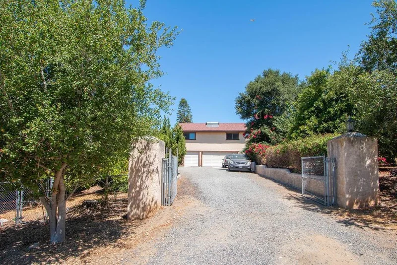 2530 3/4 Foothill Drive, Vista, CA 92084