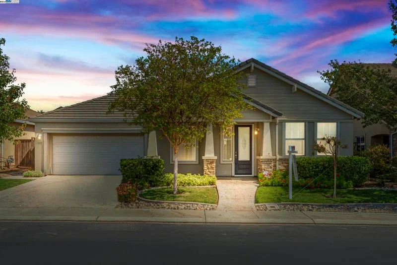 202 River Pointe Dr, Waterford, CA 95386