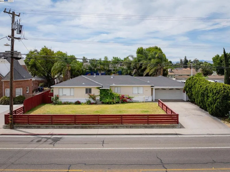 1004 W Yosemite Ave, Manteca, CA 95337