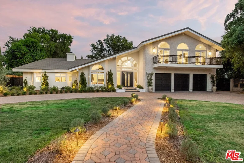 23014 Erwin Street, Woodland Hills, CA 91367